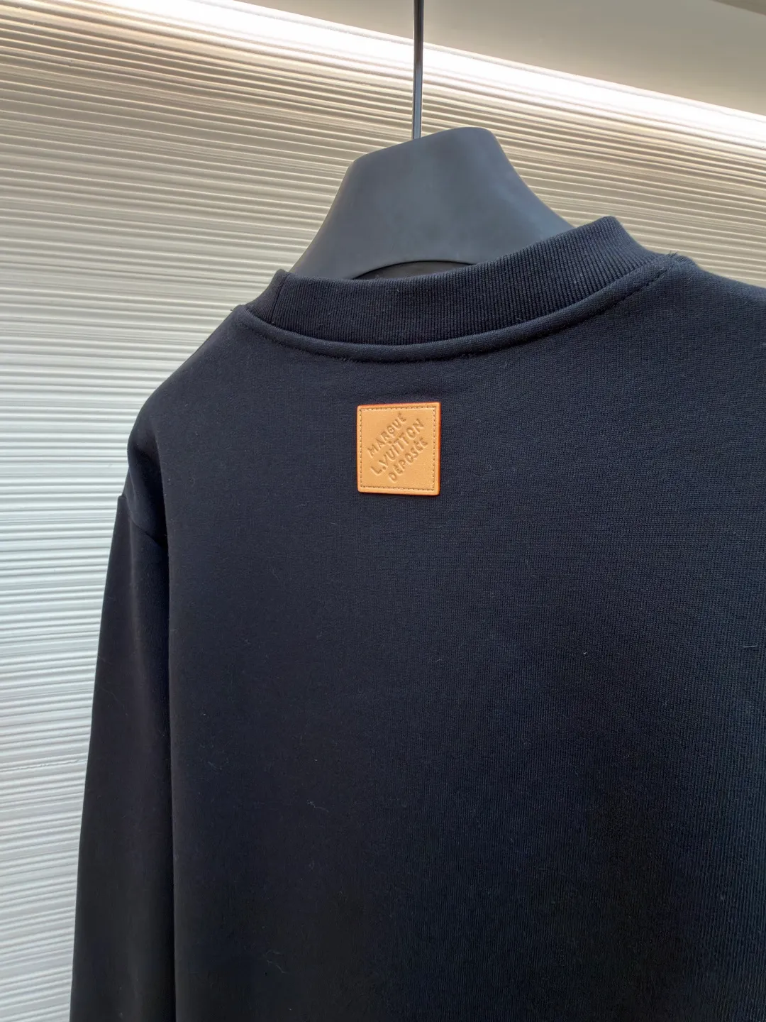 LOUIS VUITTON crown long-sleeved sweatshirt ●Item number: 1681307-A70 ●Material: 100% cotton fabric ●Technology: Thick needle embroidery production ●Color: black ●Version: Fitted version ●Weight: about 550 grams ●Size: XS-S-M-L ●Description: Made of customized YB native cotton fabric, the texture is soft and breathable, comfortable and stylish to wear. The oversized loose fit is combined with the round neck pullover sweatshirt cut to create a classic casual style. The fabric has been specially treated to maintain the skin-friendly properties of cotton and improve the overall crispness. Thick line embroidery is used on the front and back to present the brand logo. The unique knitting technique creates a realistic hand-knitted visual effect. Every embroidery detail is strictly controlled to ensure that the stitches are even and fine, and the pattern is clear and delicate. The overall wiring is straight and delicate, the fabric is comfortable and soft, and the color is consistent without color difference. It can be matched with the same style to create a fashionable look and control various occasions. Customized accessories, complete with three standards, same style for men and women!